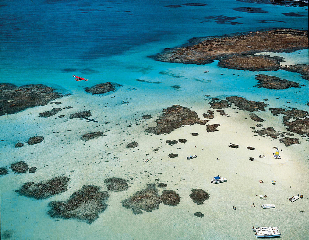 Em Maragogi fica o maior conjunto de piscinas naturais de Alagoas, chamado de Galés. Quando a maré baixa, catamarãs levam turistas até o local