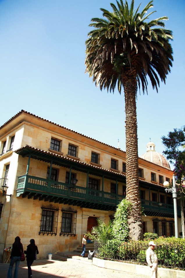 Os prédios coloniais do bairro La Candelaria, no centro histórico da cidade, foram restaurados e valem a atenção do visitante