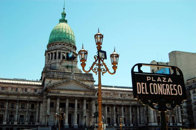 O imponente prédio do Congresso de La Nación, em <a href="http://viajeaqui.abril.com.br/cidades/ar-buenos-aires" rel="Buenos Aires">Buenos Aires</a>, abriga uma biblioteca com mais de um milhão de volumes. A cúpula do Salón Azul é de cristal Baccarat