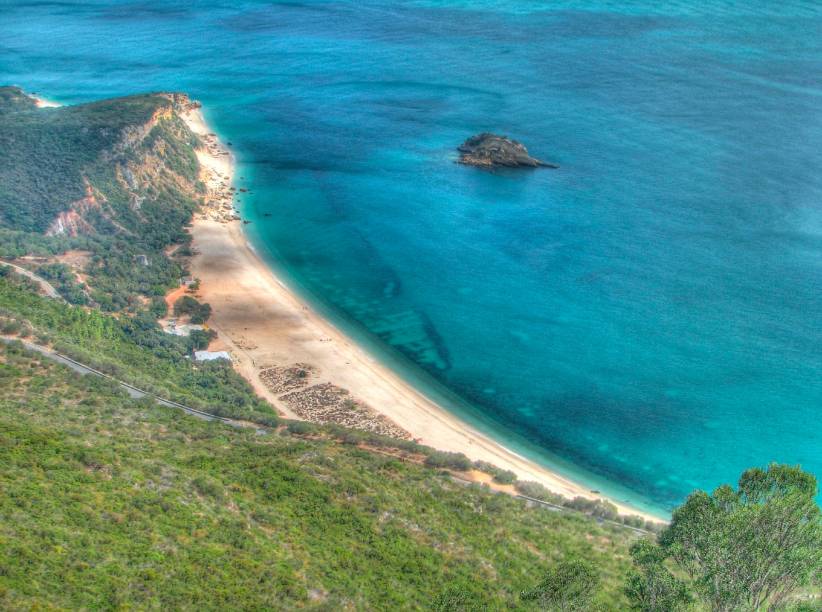 A Península de Setúbal é conhecida como a Costa Azul por causa do mar turquesa 