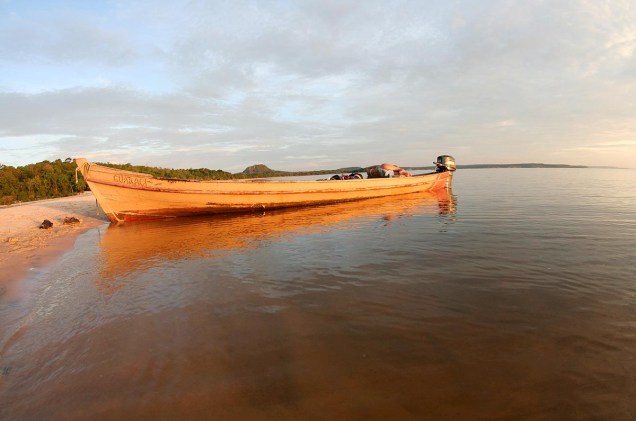 Quando o rio está cheio demais e os bancos de areia ficam submersos, é possível fazer incursões de barco pela Floresta Amazônica