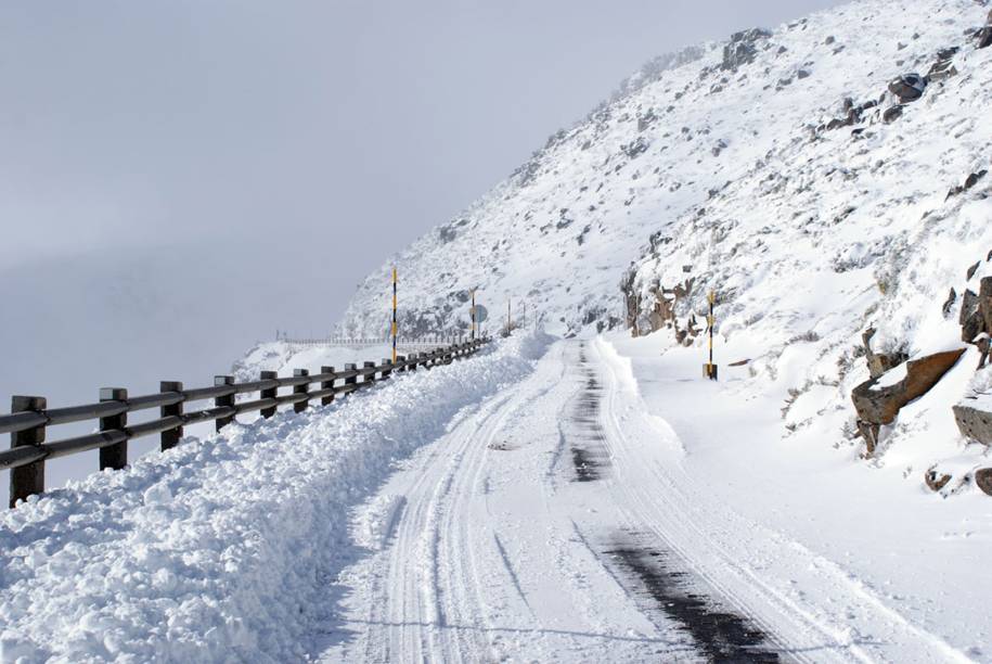 No inverno a neve toma conta do pedaço e cobre as estradas, é bom ficar atento aos noticiários 