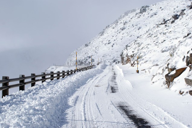 No inverno a neve toma conta do pedaço e cobre as estradas, é bom ficar atento aos noticiários 