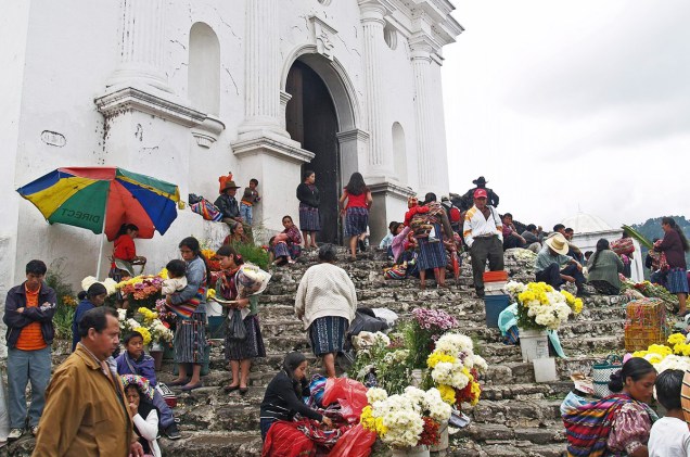 A feira de Chichi ocorre às quintas e aos domingos aos pés da igreja de Santo Tomas - a construção, que data de 1545, ainda mantém a escadaria original de um templo maia que existia no lugar