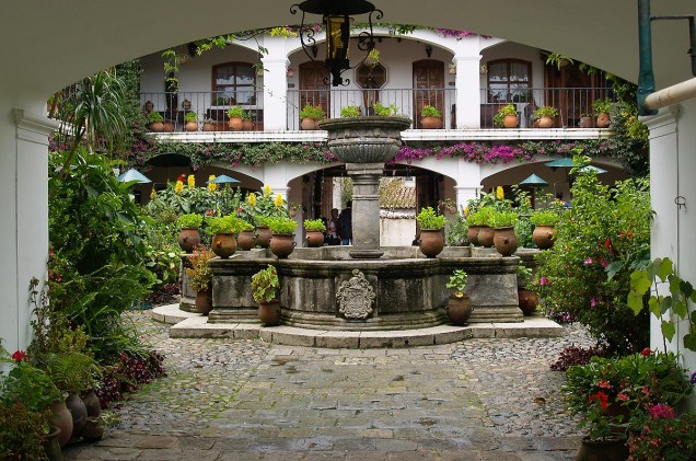 O prédio do hotel Santo Tomas, um dos mais tradicionais da cidade, tem arquitetura espanhola e um pátio cheio de plantas e aves da região - como araras
