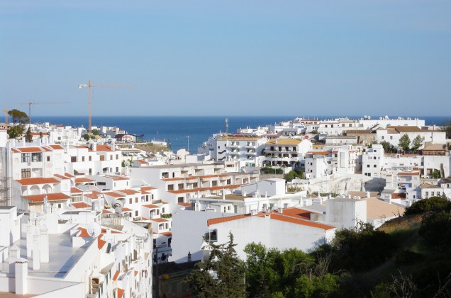 A cidade de Albufeira pertence ao distrito de Faro e tem mais de 40 mil habitantes
