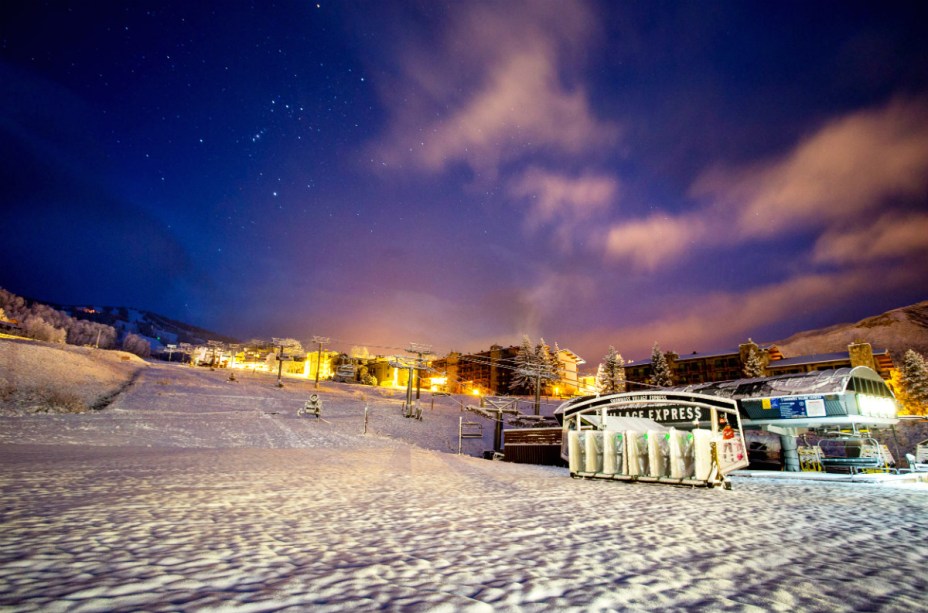 A temporada de esqui vai de meados de novembro a março - e movimenta a visita de aproximadamente 250 mil turistas 