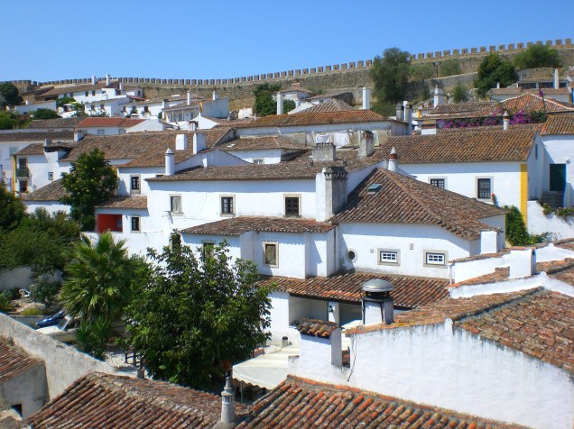 Vista da vila de Óbidos e seu casário branco 