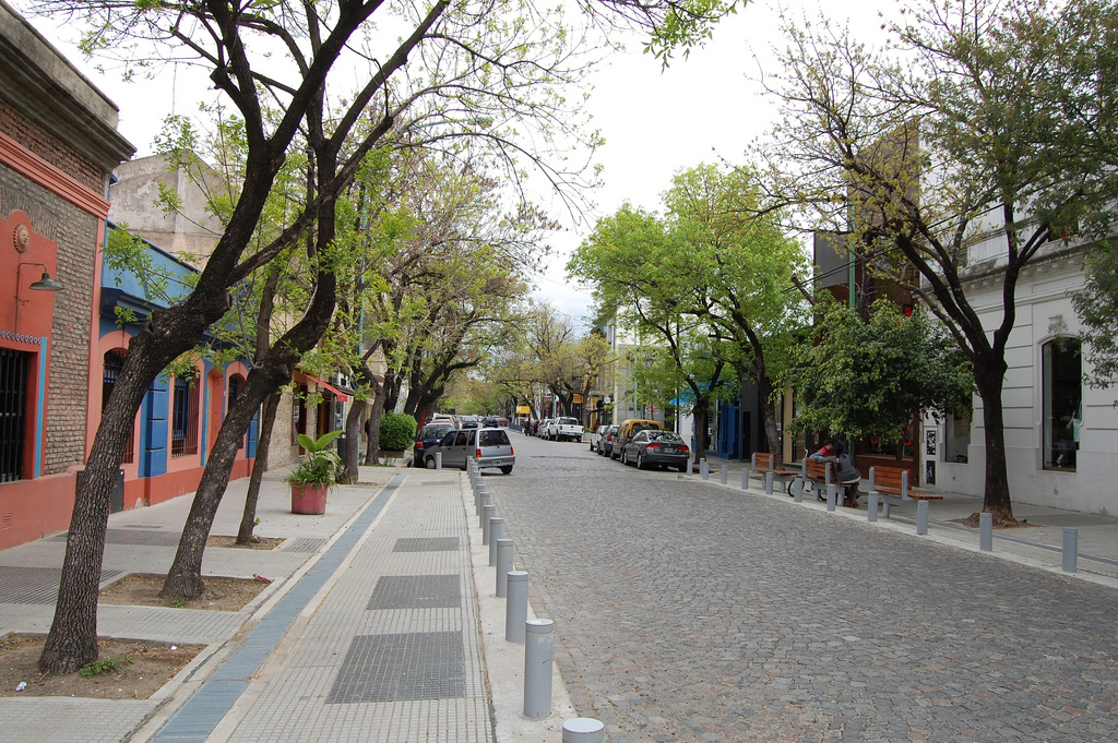 As arborizadas ruas de paralelepípedo características de Palermo.