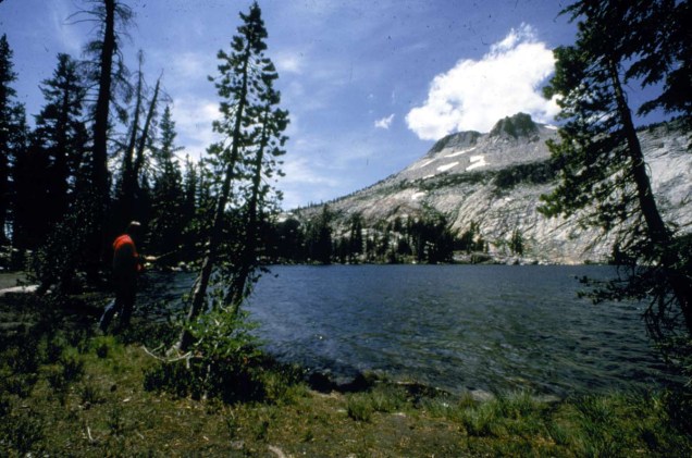 : Lago May no Parque Nacional de Yosemite, Tuolumne, Califórnia, Estados Unidos