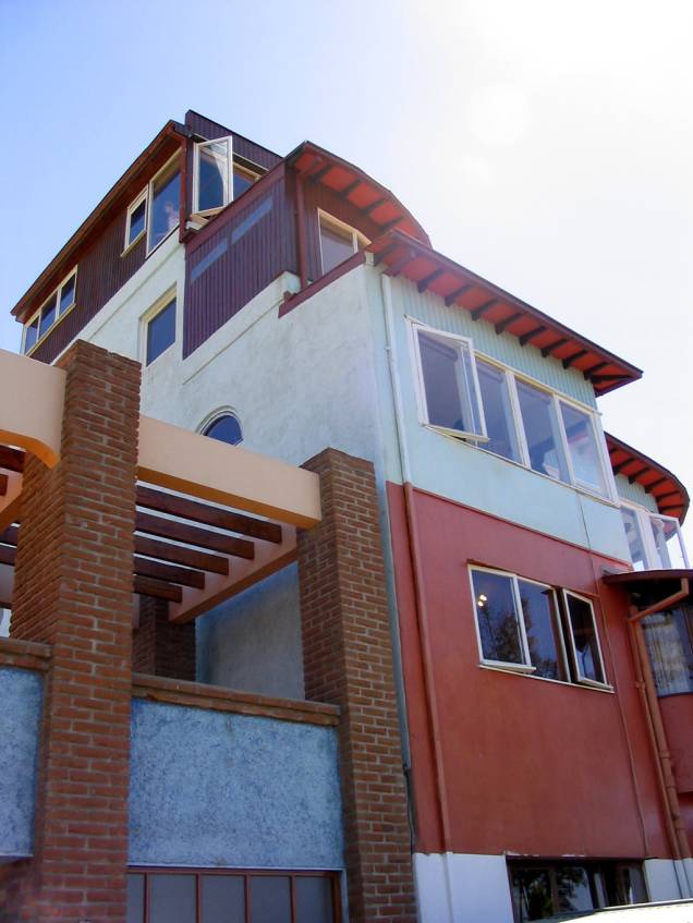 La Sebastiana, uma das casas onde viveu o poeta Pablo Neruda, tem uma fachada tridimensional com cinco andares e amplas janelas com vista para a baía