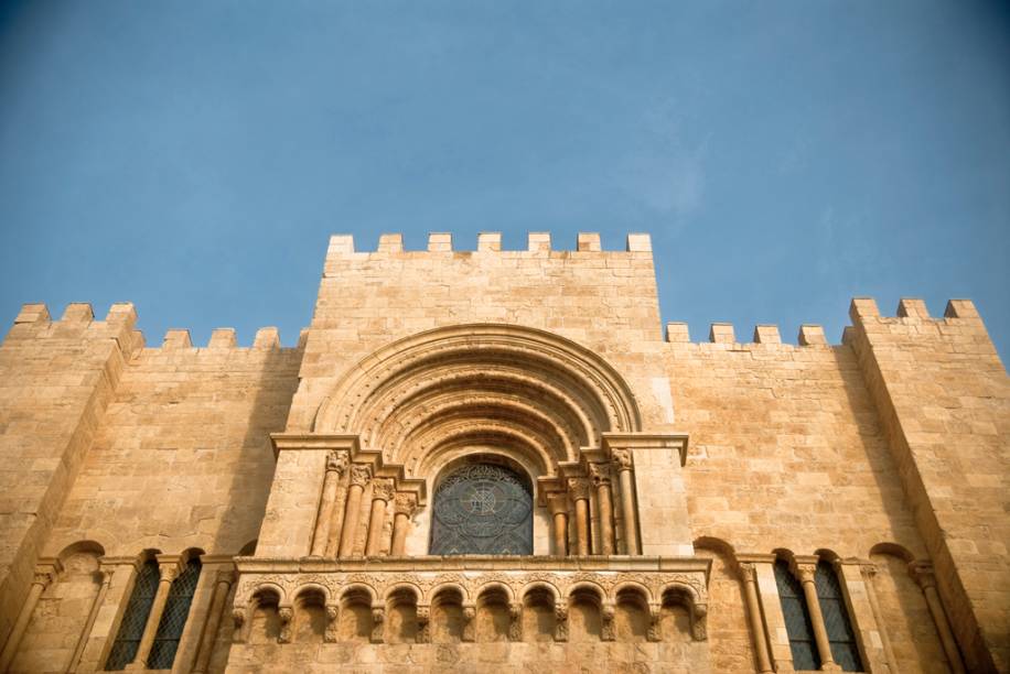 Em estilo românico, a Catedral Sé Velha, foi erguida no século 12. Em um dos muros, ainda é visível uma inscrição em árabe