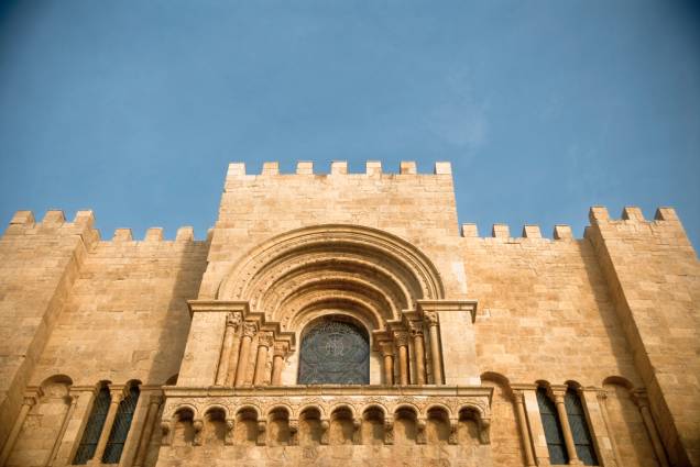 Em estilo românico, a Catedral Sé Velha, foi erguida no século 12. Em um dos muros, ainda é visível uma inscrição em árabe Em estilo românico, a Catedral Sé Velha, foi erguida no século 12. Em um dos muros, ainda é visível uma inscrição em árabe