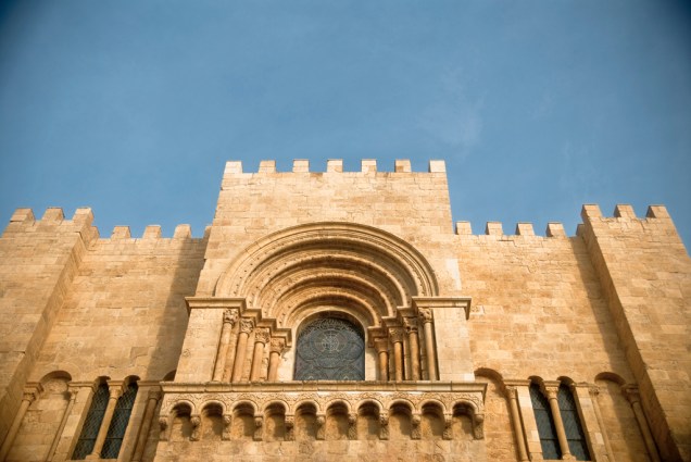 Em estilo românico, a Catedral Sé Velha, foi erguida no século 12. Em um dos muros, ainda é visível uma inscrição em árabe