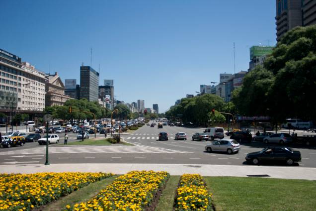 A 9 de Julio é uma das avenidas mais largas do mundo, com 140 metros entre as calçadas. Ela corta uma série de cartões-postais de Buenos Aires
