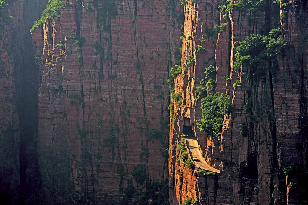 Estrada e Túnel Guoling, montanhas Taihang, na China