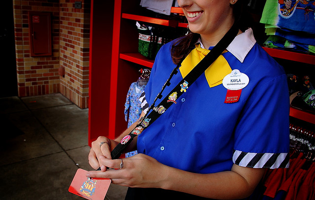 Uma Cast Member mostrando a lanyard, pronta para trocar pins (Foto: Flickr | Creative Commons | Scott Smith)