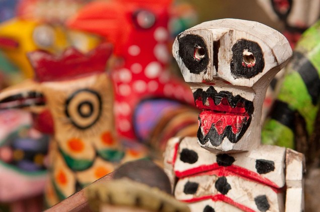 O Dia dos Mortos, 2 de novembro, também é amplamente comemorado em Chichicastenango. Se houver feira na data, é possível encontrar caveiras artesanais à venda, como a da foto
