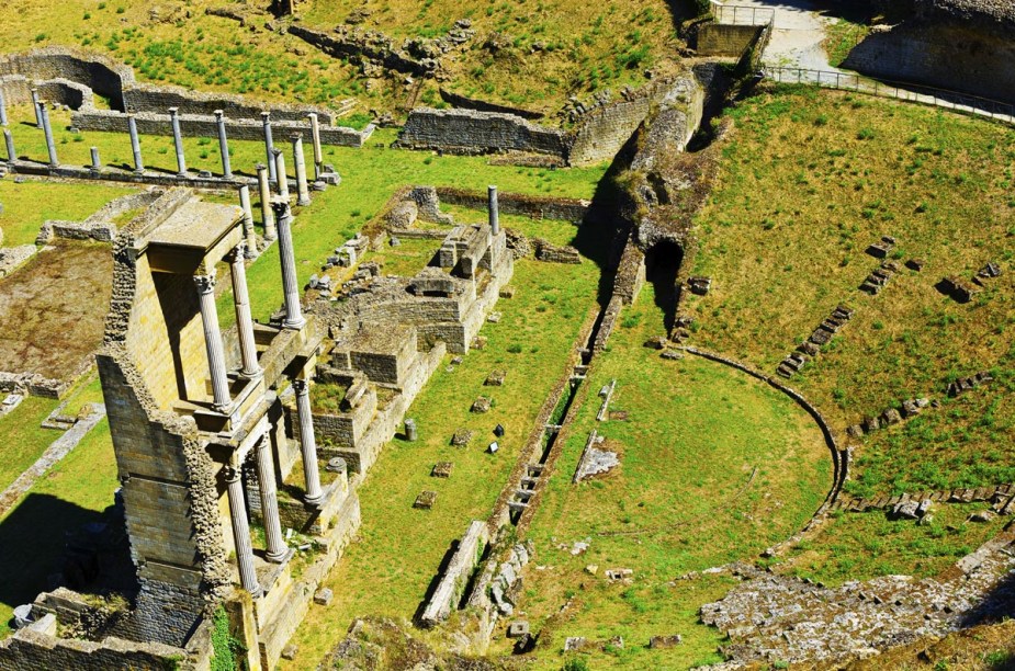 Vista do anfiteatro romano da cidade de Volterra. Nas ruínas, é possível identificar duas escadarias e 19 arquibancadas, além de colunas. Para ter a vista da foto, aproxime-se do sítio arqueológico pela Via Lungo Le Mura del Mandorlo