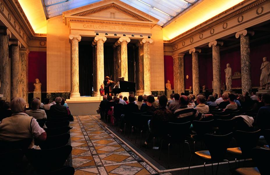 A gliptoteca Ny Carlsberg, em Copenhague, aberta pela família fundadora da famosa cerveja dinamarquesa, abriga vários eventos culturais e uma extensa coleção de arte. Gliptoteca é um museu dedicado à esculturas, a origem dessa importante instituição.
