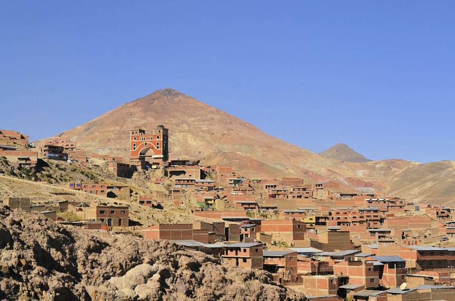 Dentre as atividades de Potosí, há excursões para as minas subterrâneas do Cerro Rico (ao fundo)