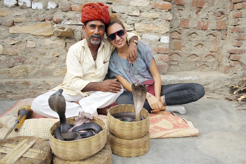 Turista e encantador de serpentes na Índia