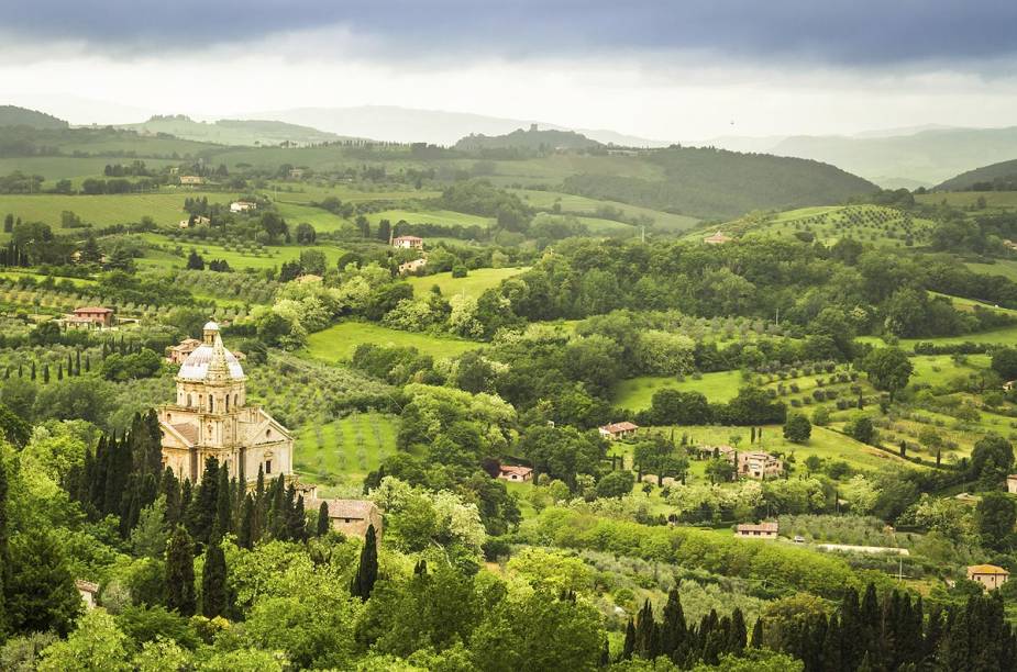 Volterra fica no topo de um típico vale verdejante na Toscana, Itália