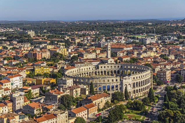 Vista geral da cidade de Pula, com o anfiteatro romano em destaque