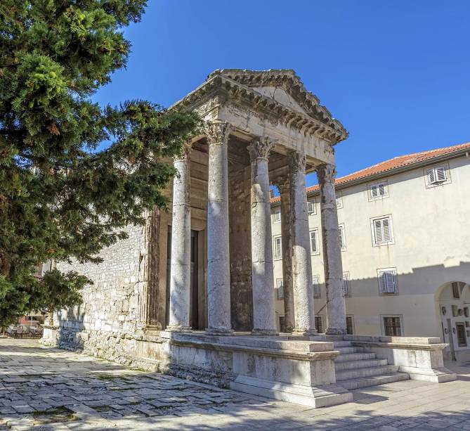 Outra construção da época do Império Romano é o Templo de Augustus, na praça central da cidade