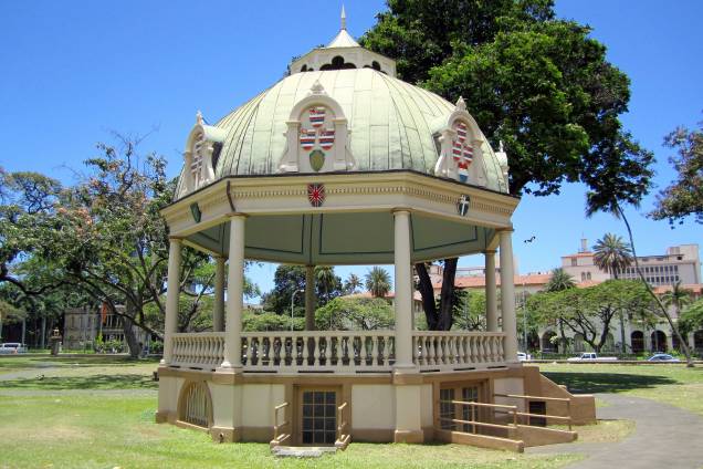 No jardim do Iolani Palace está o coreto construído especialmente para a coroação do rei Kalākaua e da rainha Kapiolani, em 1883. Hoje, o local recebe apresentações musicais esporádicas