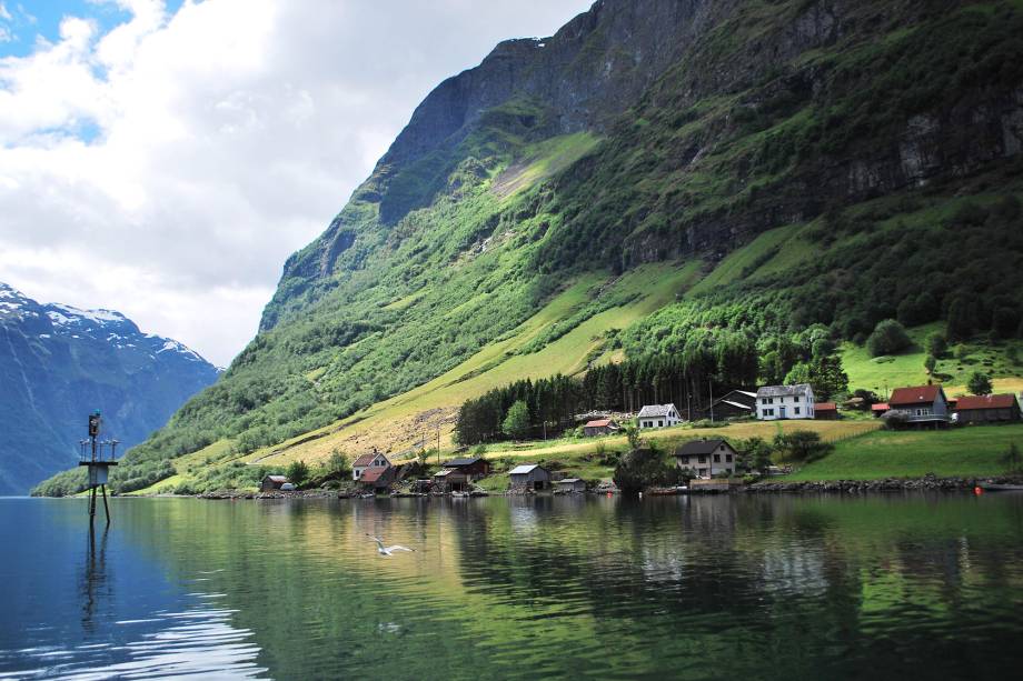 Rodeado por montanhas íngremes, quedas dágua e vales estreitos, Flam é um paraíso para aqueles que buscam experiências únicas na natureza