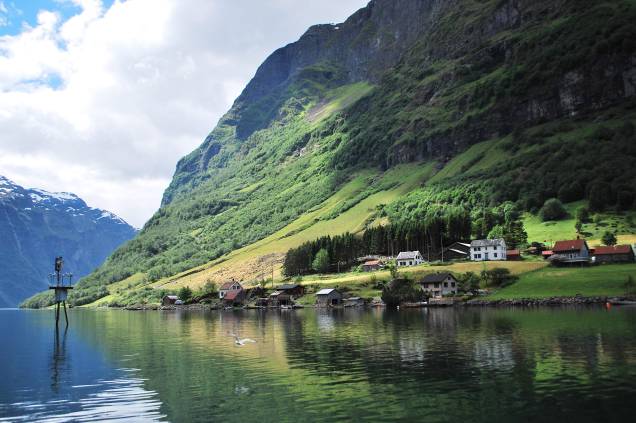 Rodeado por montanhas íngremes, quedas dágua e vales estreitos, Flam é um paraíso para aqueles que buscam experiências únicas na natureza Rodeado por montanhas íngremes, quedas dágua e vales estreitos, Flam é um paraíso para aqueles que buscam experiências únicas na natureza