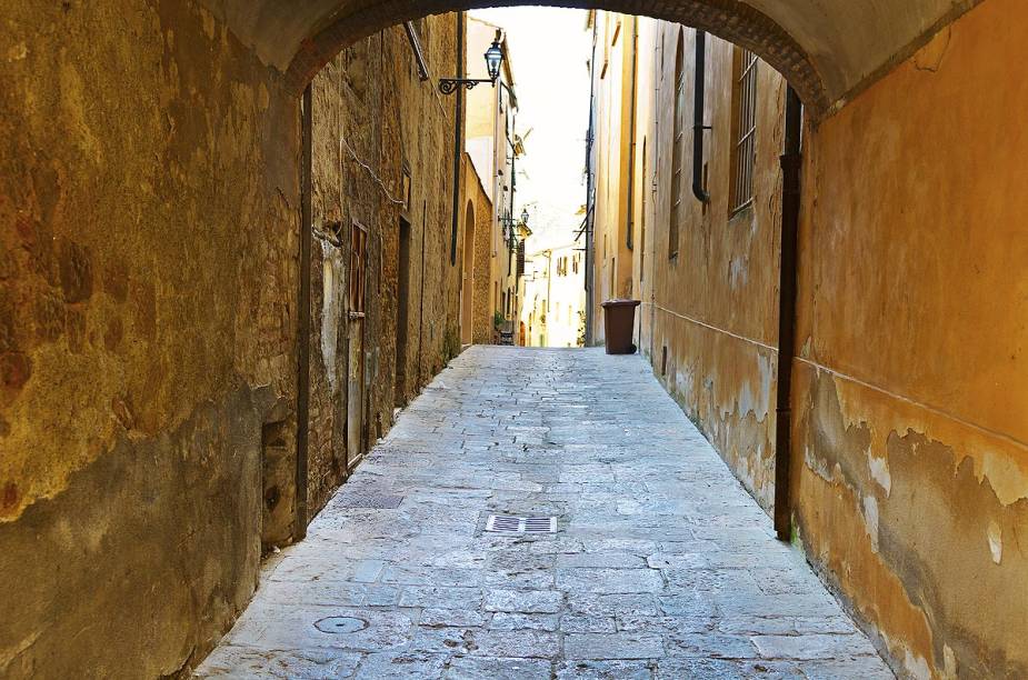 Rua típica da cidade, que foi construída pela civilização etrusca e ganhou formas definitivas na Idade Média