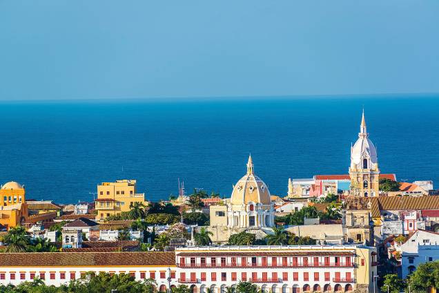 Além de estar cheia de construções históricas lindas e bem conservadas, Cartagena também atrai os visitantes com sua atmosfera litorânea