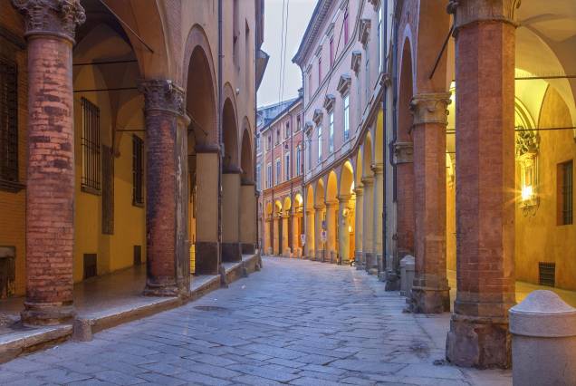 A cidade de Bolonha, a aproximadamente 80 quilômetros de <a href="http://viajeaqui.abril.com.br/cidades/italia-florenca-firenze" rel="Florença" target="_blank">Florença</a>, também é conhecida como La Rossa (A Vermelha): os prédios medievais de terracota e ornamentados com pórticos que cobrem as calçadas da cidade são sua marca registrada
