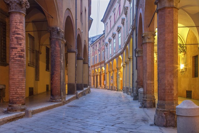 A cidade de Bolonha, a aproximadamente 80 quilômetros de <a href="https://viajeaqui.abril.com.br/cidades/italia-florenca-firenze" rel="Florença" target="_blank">Florença</a>, também é conhecida como La Rossa (A Vermelha): os prédios medievais de terracota e ornamentados com pórticos que cobrem as calçadas da cidade são sua marca registrada