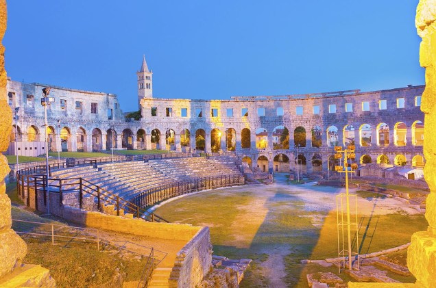 Vista do interior do anfiteatro romano, em Pula; nas noites quentes de verão, o local recebe o público para um festival de cinema ao ar livre