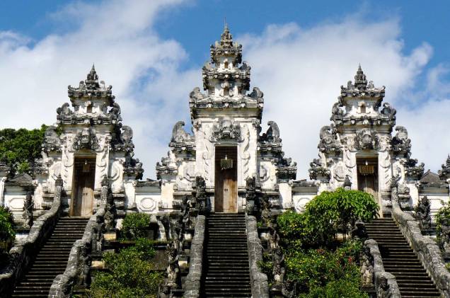 Templos antiguíssimos, dedicados à diversas divindades, podem ser vistos por toda Bali - muitos deles cobram entradas de turistas