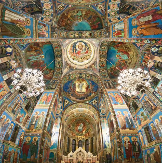 Mosaicos de ícones religiosos forram as paredes e o teto da Igreja de São Salvador sobre o Sangue Derramado