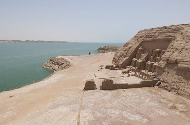 Vista geral do complexo de templos de Abu Simbel, junto às águas do Lago Nasser, na Núbia egípcia. Os templos de Ramsés II foram salvos do alagamento por um enorme esforço internacional comandado pela Unesco Vista geral do complexo de templos de Abu Simbel, junto às águas do Lago Nasser, na Núbia egípcia. Os templos de Ramsés II foram salvos do alagamento por um enorme esforço internacional comandado pela Unesco