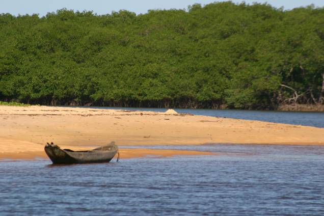Rio Caraíva. Em um dos passeios oferecidos na região, o turista senta em uma boia e deixa ser levado pela correnteza até o encontro do rio com o mar Rio Caraíva. Em um dos passeios oferecidos na região, o turista senta em uma boia e deixa ser levado pela correnteza até o encontro do rio com o mar