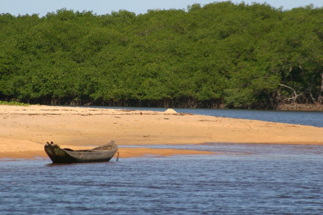 Rio Caraíva. Em um dos passeios oferecidos na região, o turista senta em uma boia e deixa ser levado pela correnteza até o encontro do rio com o mar