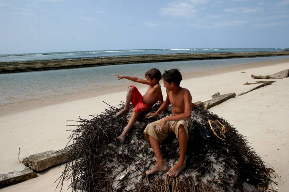 A Praia Saco da Pedra é mais deserta que a vizinha Praia do Francês. Há três maneiras de chegar ao local: a pé, de carro ou de barco, mas para chegar a pé, a partir da Praia do Francês, a maré tem de estar baixa