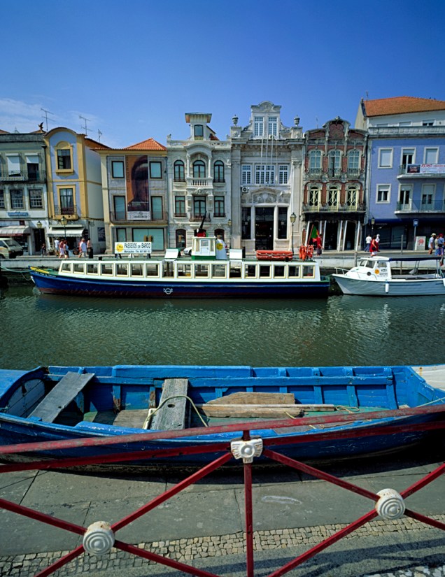 Pelos canais de Aveiro, a “Veneza portuguesa”, deslizam coloridos e tradicionais barcos moliceiros
