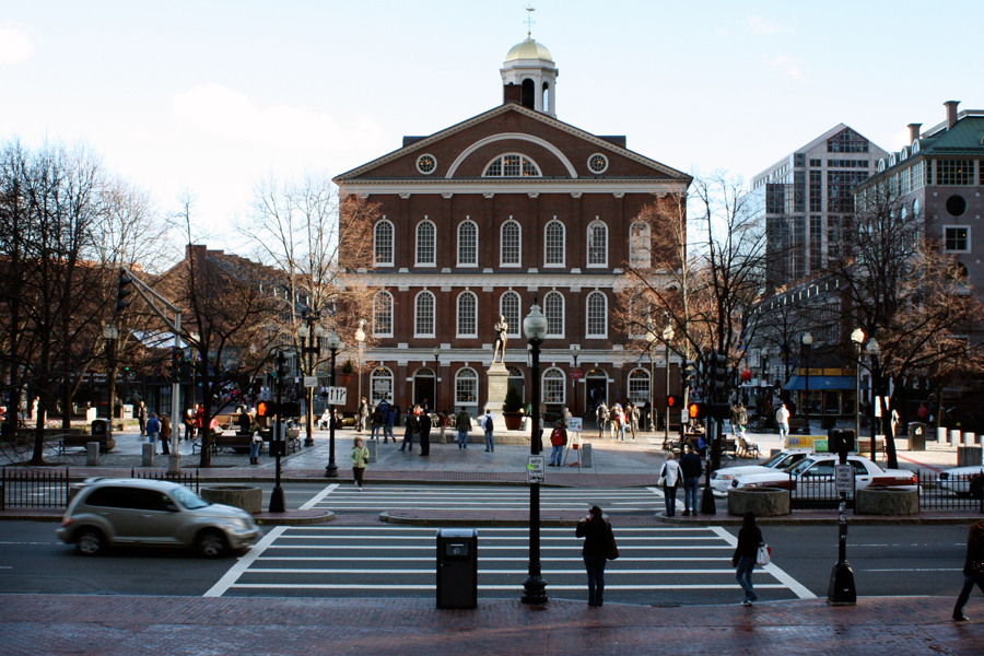 Vista do <a href="http://viajeaqui.abril.com.br/estabelecimentos/estados-unidos-boston-atracao-faneuil-hall" rel="Faneuil Hall" target="_blank">Faneuil Hall</a>, uma das atrações mais famosas da cidade. Em seu entorno, há lojinhas de marcas famosas como a Victorias Secret e a Urban Outfitters