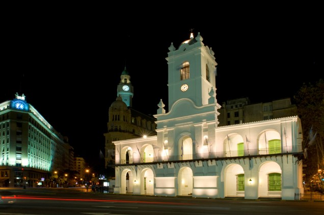 O Cabildo foi a sede da administração colonial da  Espanha, em Buenos Aires. Seu museu reúne documentos como a Declaração da Independência, além de móveis, armas e medalhas da época 