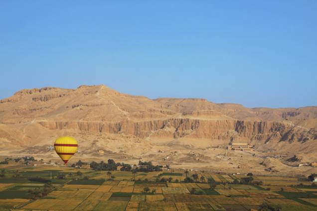 Planície da margem ocidental de Luxor, com o templo de Hatshepsut à esquerda. Atrás dessas montanhas encontram-se o Vale dos Reis