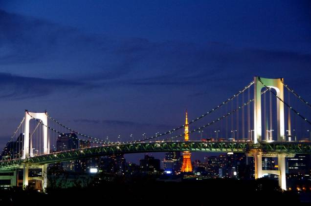 Ponte Rainbow Bridge, com a Tokyo Tower ao fundo Ponte Rainbow Bridge, com a Tokyo Tower ao fundo