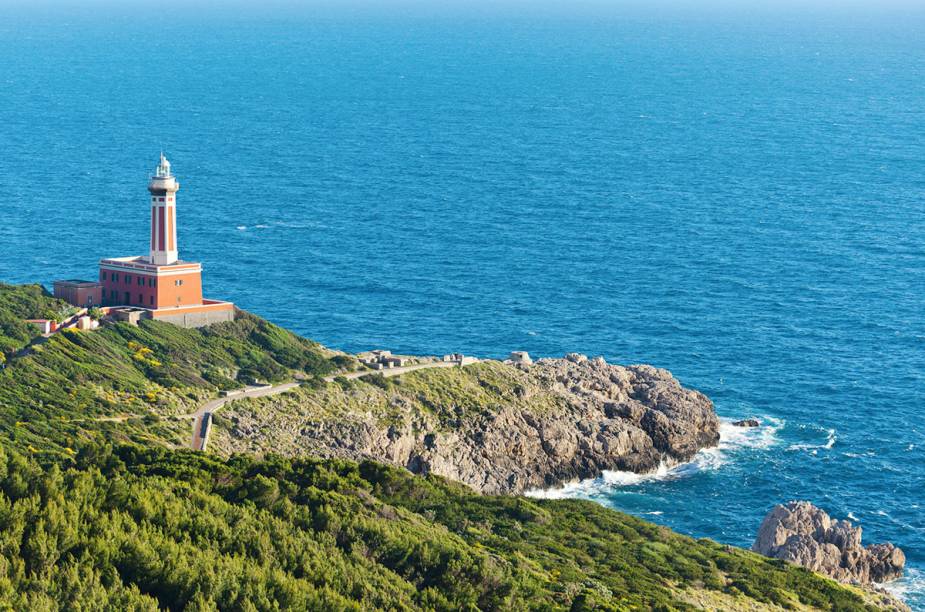 Anacapri  Do lado ocidental da ilha de Capri, Anacapri é a parte tranquila da ilha. Embora o turismo seja mais voltado para o centro histórico, vale curtir o visual da Baía de Nápoles com o vulcão Vesúvio ao fundo. Anacapri  Do lado ocidental da ilha de Capri, Anacapri é a parte tranquila da ilha. Embora o turismo seja mais voltado para o centro histórico, vale curtir o visual da Baía de Nápoles com o vulcão Vesúvio ao fundo.