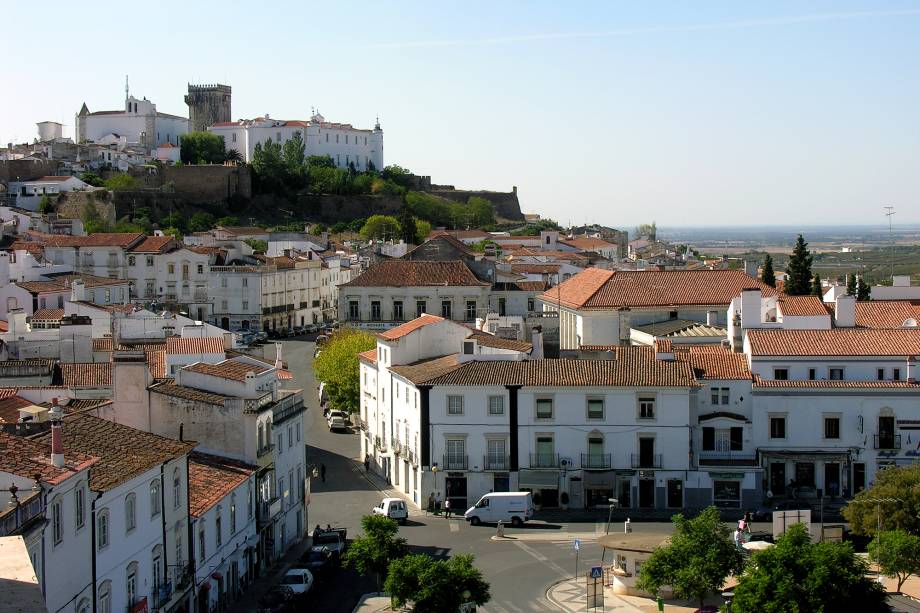 Évora, Estremoz mais parece uma vila encantada com o casario branco que se esparrama pela colina 